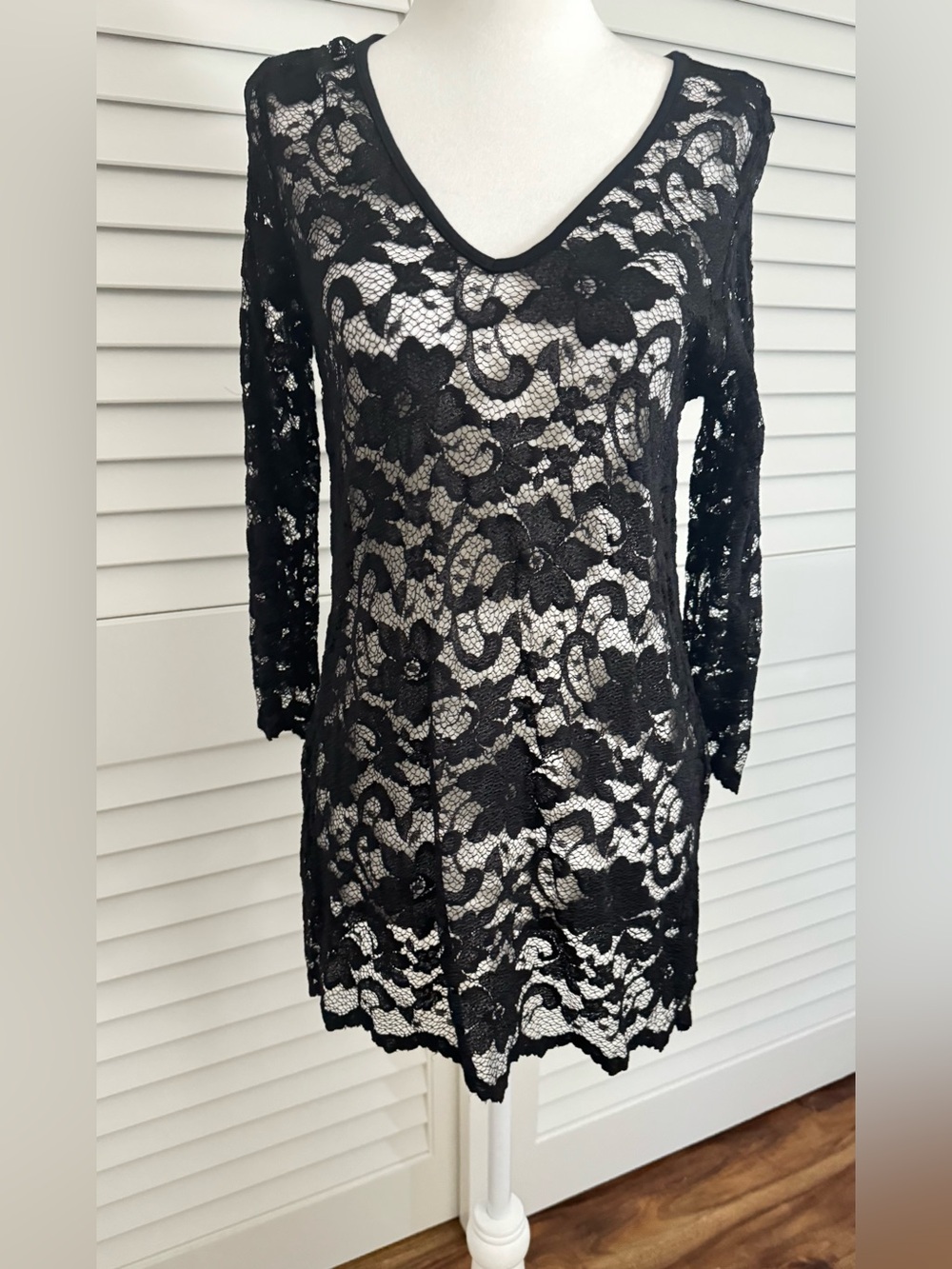 Karen Kane Black Floral Lace Long Sleeve Tunic size S